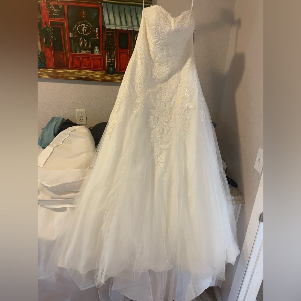 Elegant White Strapless Wedding Dress